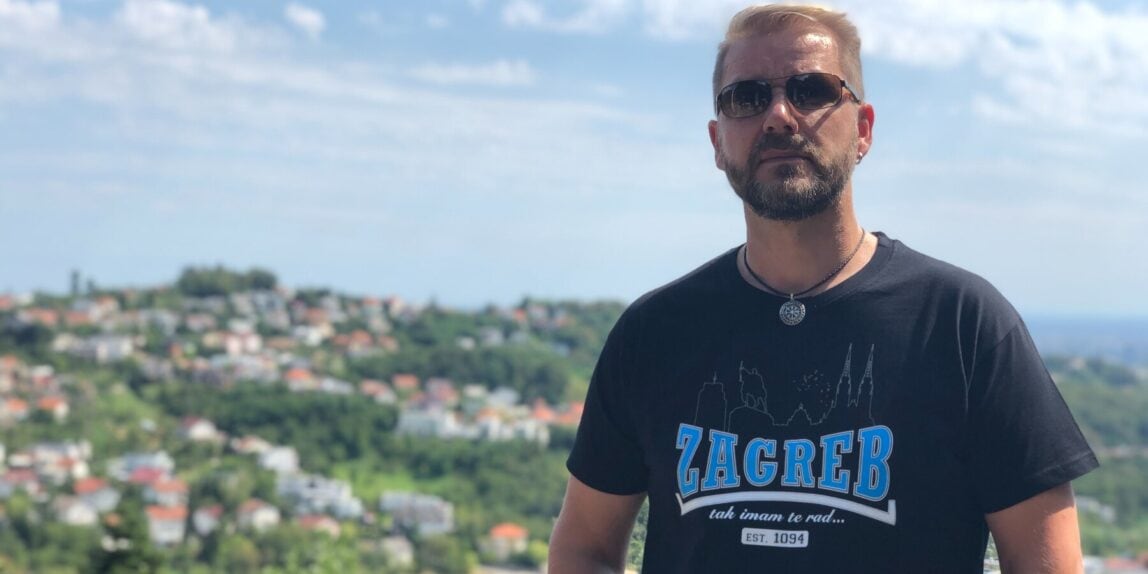 Lars mit vollständig sichtbarem Kopf und Zagreb-Shirt vor dem Stadtpanorama