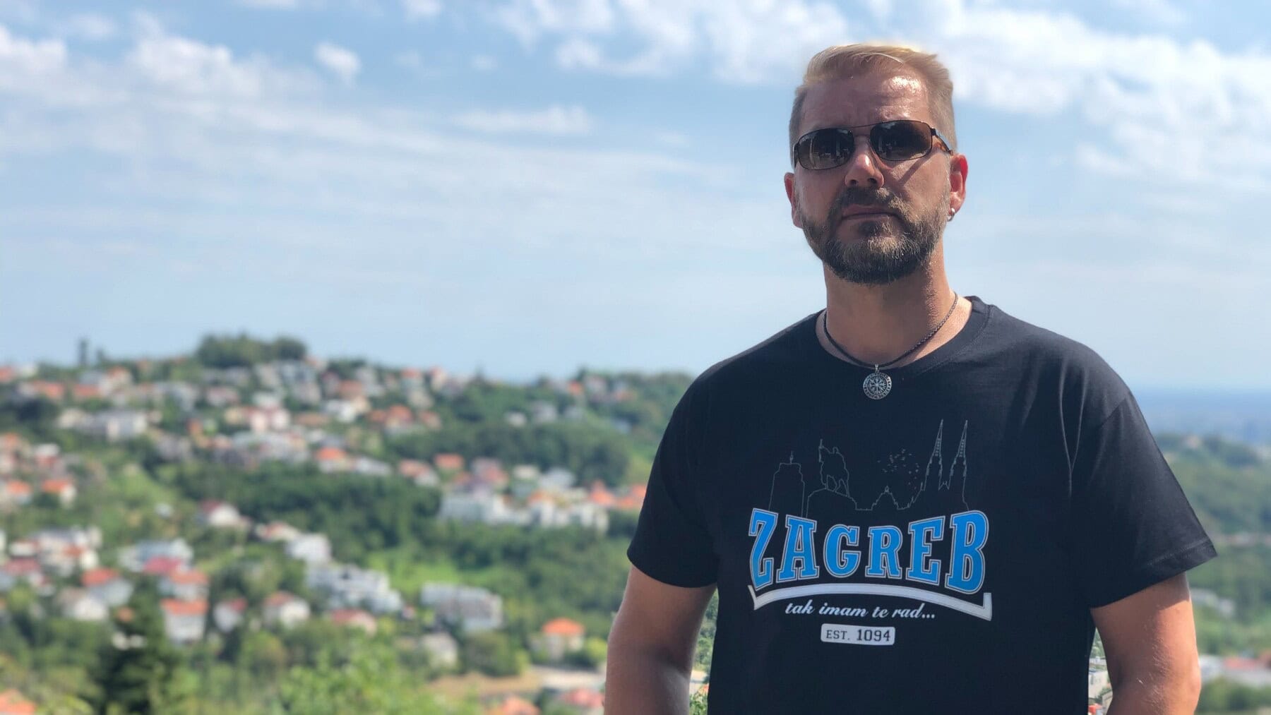 Lars u majici Zagreb uz pjesmu U Zagreb sam došao 79