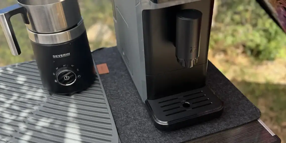 Tchibo Esperto mini und Severin Milchaufschäumer auf der Camping-Kaffeestation