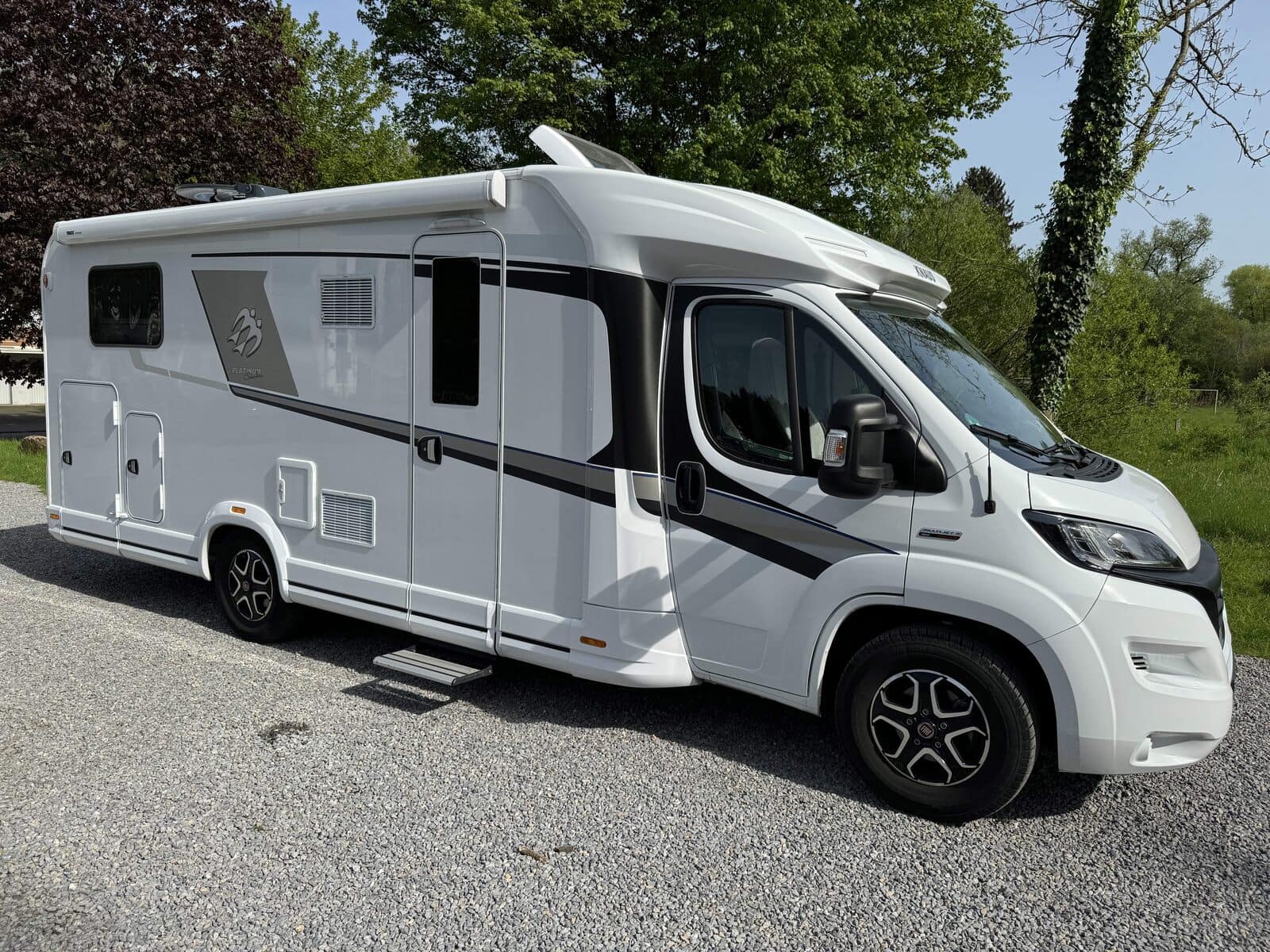 Knaus Sky TI 700 MEG Platinum Selection – naš Womy II izvana